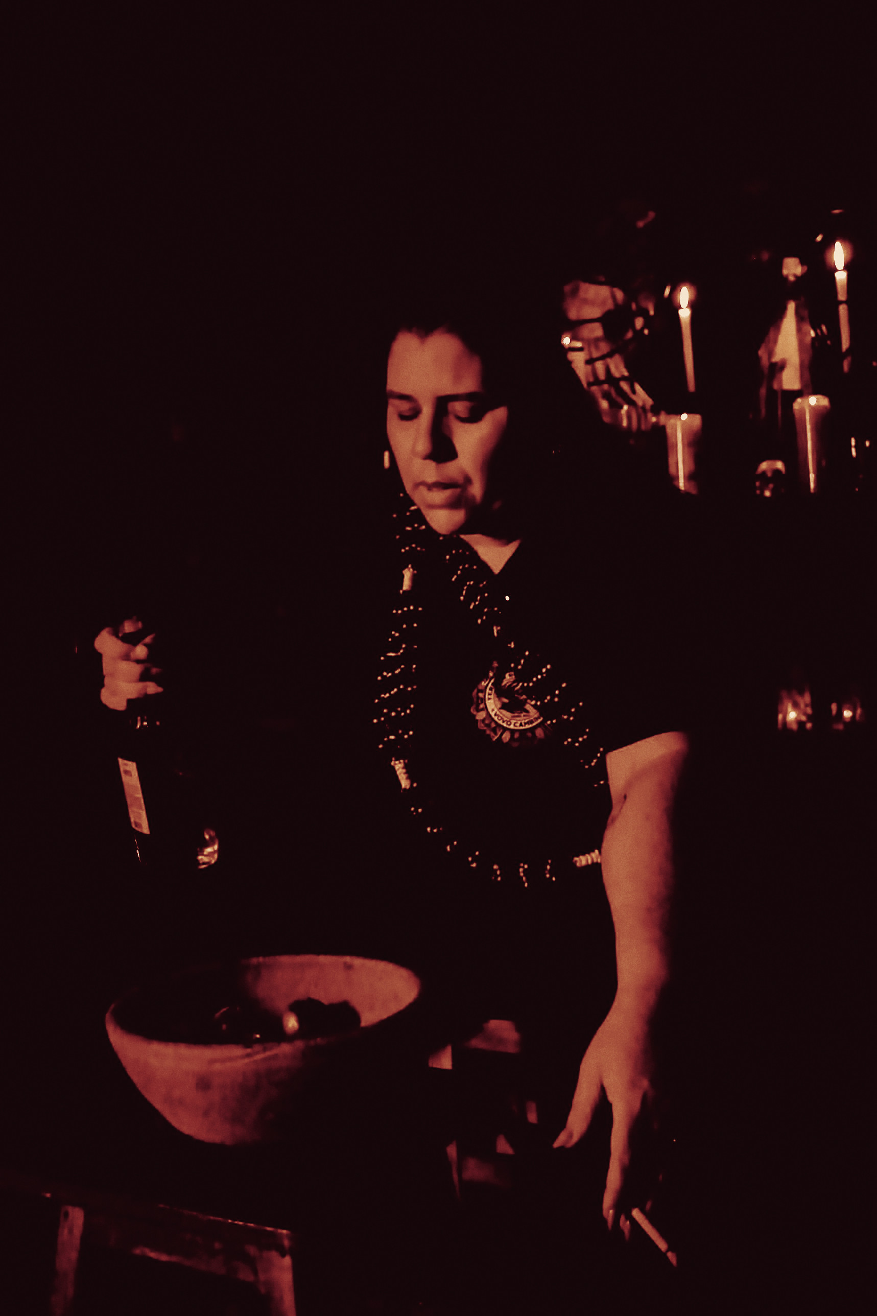 Mãe Débora da Cigana durante um atendimento, à luz de velas